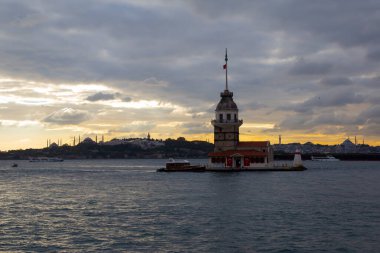 İstanbul, Türkiye 'nin sembolü Leander' s Tower olarak da bilinen ünlü Bakire Kulesi (Kiz Kulesi) ile Boğaz 'ın üzerinde kızgın bir günbatımı. 