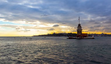 İstanbul, Türkiye 'nin sembolü Leander' s Tower olarak da bilinen ünlü Bakire Kulesi (Kiz Kulesi) ile Boğaz 'ın üzerinde kızgın bir günbatımı. 