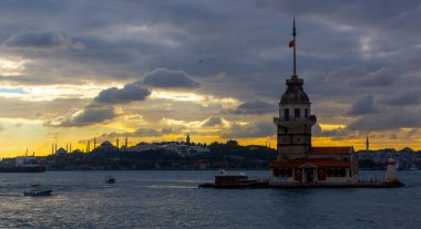 İstanbul, Türkiye 'nin sembolü Leander' s Tower olarak da bilinen ünlü Bakire Kulesi (Kiz Kulesi) ile Boğaz 'ın üzerinde kızgın bir günbatımı. 
