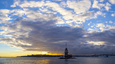 İstanbul, Türkiye 'nin sembolü Leander' s Tower olarak da bilinen ünlü Bakire Kulesi (Kiz Kulesi) ile Boğaz 'ın üzerinde kızgın bir günbatımı. 