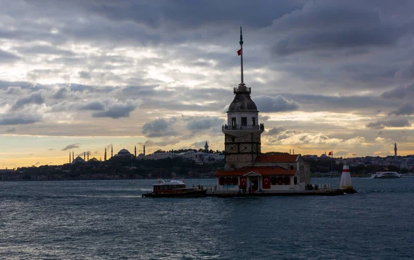 Vurige Zonsondergang Boven Bosporus Met Beroemde Maiden Tower Kiz Kulesi — Stockfoto