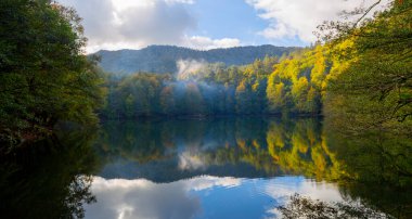 Yedigoller Ulusal Parkı Bolu, Türkiye 'de sonbahar manzarası (yedi göl)