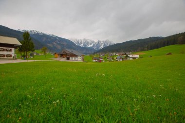 Alp yeşil alanlar ve sonbahar güneşli günü Gosau köyde görünümünü geleneksel ahşap evler. Yer: tatil köyü Gosau Salzkammergut bölge, Yukarı Avusturya, Alpler Gosau vadide. Europe.