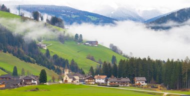 Alp yeşil alanlar ve sonbahar güneşli günü Gosau köyde görünümünü geleneksel ahşap evler. Yer: tatil köyü Gosau Salzkammergut bölge, Yukarı Avusturya, Alpler Gosau vadide. Europe.