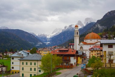 Alp yeşil alanlar ve sonbahar güneşli günü Gosau köyde görünümünü geleneksel ahşap evler. Yer: tatil köyü Gosau Salzkammergut bölge, Yukarı Avusturya, Alpler Gosau vadide. Europe.