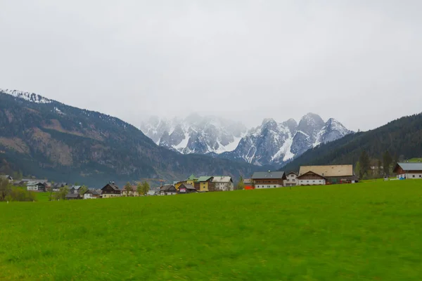 Alpine Groene Velden Traditionele Houten Huizen Uitzicht Het Dorp Gosau — Stockfoto