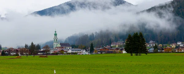 Alpine Groene Velden Traditionele Houten Huizen Uitzicht Het Dorp Gosau — Stockfoto