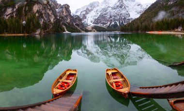 Dolomites 'teki Braies Gölü arka planda Seekofel, Sudtirol, İtalya. Braies Gölü aynı zamanda Lago di Braies olarak da bilinir. Göl, suya yansıyan dağlarla çevrilidir..