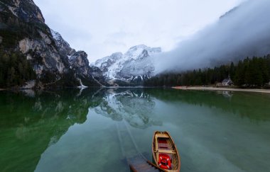 Dolomites 'teki Braies Gölü arka planda Seekofel, Sudtirol, İtalya. Braies Gölü aynı zamanda Lago di Braies olarak da bilinir. Göl, suya yansıyan dağlarla çevrilidir..