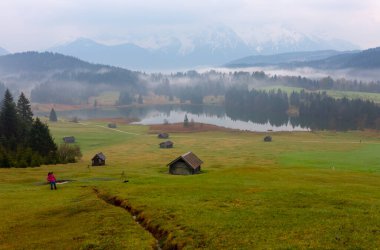 Orman kenarında dağ çayırında küçük bir kulübe, Geroldsee arka planda Karwendel Dağları gündoğumunda, Kaltenbrunn, Yukarı Bavyera, Almanya