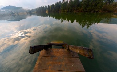 Orman kenarında dağ çayırında küçük bir kulübe, Geroldsee arka planda Karwendel Dağları gündoğumunda, Kaltenbrunn, Yukarı Bavyera, Almanya