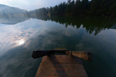 Orman kenarında dağ çayırında küçük bir kulübe, Geroldsee arka planda Karwendel Dağları gündoğumunda, Kaltenbrunn, Yukarı Bavyera, Almanya