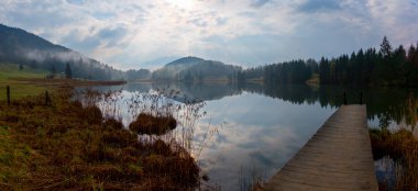 Orman kenarında dağ çayırında küçük bir kulübe, Geroldsee arka planda Karwendel Dağları gündoğumunda, Kaltenbrunn, Yukarı Bavyera, Almanya