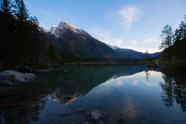 Hintersee Gölü 'nün turkuaz suyunun yakınındaki ağaçların güzel manzarası. Konum: tatil köyü Ramsau, Ulusal Park Berchtesgadener Toprakları, Yukarı Bavyera, Almanya Alpleri, Avrupa