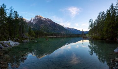 Hintersee Gölü 'nün turkuaz suyunun yakınındaki ağaçların güzel manzarası. Konum: tatil köyü Ramsau, Ulusal Park Berchtesgadener Toprakları, Yukarı Bavyera, Almanya Alpleri, Avrupa