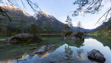 Hintersee Gölü 'nün turkuaz suyunun yakınındaki ağaçların güzel manzarası. Konum: tatil köyü Ramsau, Ulusal Park Berchtesgadener Toprakları, Yukarı Bavyera, Almanya Alpleri, Avrupa