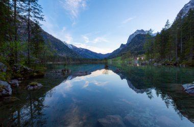 Hintersee Gölü 'nün turkuaz suyunun yakınındaki ağaçların güzel manzarası. Konum: tatil köyü Ramsau, Ulusal Park Berchtesgadener Toprakları, Yukarı Bavyera, Almanya Alpleri, Avrupa