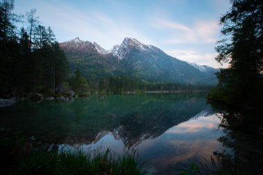 Hintersee Gölü 'nün turkuaz suyunun yakınındaki ağaçların güzel manzarası. Konum: tatil köyü Ramsau, Ulusal Park Berchtesgadener Toprakları, Yukarı Bavyera, Almanya Alpleri, Avrupa