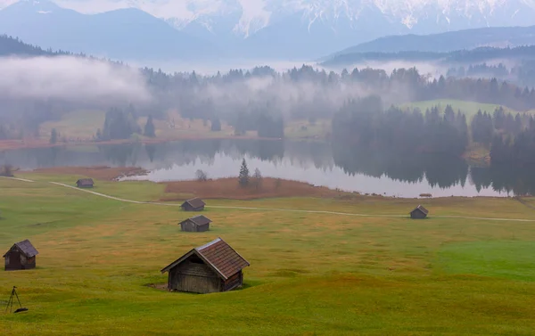 Kleine Hut Bergweide Aan Bosrand Geroldsee Achtergrond Karwendelgebergte Bij Zonsopgang — Stockfoto
