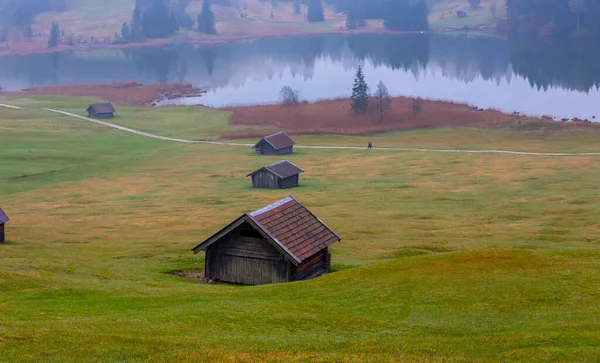 Kleine Hut Bergweide Aan Bosrand Geroldsee Achtergrond Karwendelgebergte Bij Zonsopgang — Stockfoto