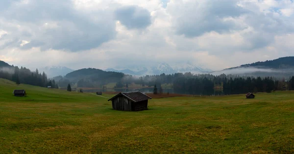 Malá Srub Horské Louce Okraji Lesa Geroldsee Pozadí Karwendel Hory — Stock fotografie