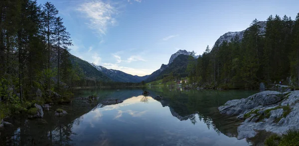 Bela Cena Árvores Perto Água Azul Turquesa Lago Hintersee Localização — Fotografia de Stock