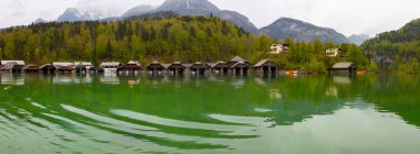 Konigsee Gölü ve St. Bartholomew Kilisesi dağlarla çevrili, Berchtesgaden Ulusal Parkı, Bavyera, Almanya