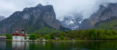 Konigsee Gölü ve St. Bartholomew Kilisesi dağlarla çevrili, Berchtesgaden Ulusal Parkı, Bavyera, Almanya