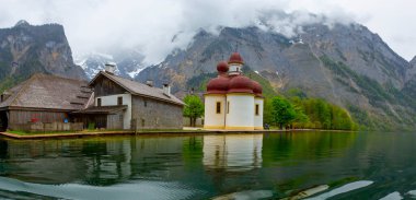 Konigsee Gölü ve St. Bartholomew Kilisesi dağlarla çevrili, Berchtesgaden Ulusal Parkı, Bavyera, Almanya