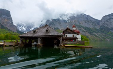 Konigsee Gölü ve St. Bartholomew Kilisesi dağlarla çevrili, Berchtesgaden Ulusal Parkı, Bavyera, Almanya