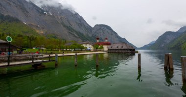 Konigsee Gölü ve St. Bartholomew Kilisesi dağlarla çevrili, Berchtesgaden Ulusal Parkı, Bavyera, Almanya