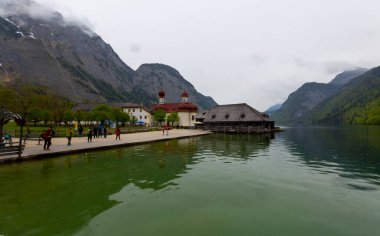 Konigsee Gölü ve St. Bartholomew Kilisesi dağlarla çevrili, Berchtesgaden Ulusal Parkı, Bavyera, Almanya