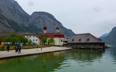 Konigsee Gölü ve St. Bartholomew Kilisesi dağlarla çevrili, Berchtesgaden Ulusal Parkı, Bavyera, Almanya