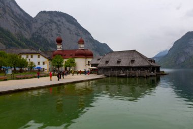 Konigsee Gölü ve St. Bartholomew Kilisesi dağlarla çevrili, Berchtesgaden Ulusal Parkı, Bavyera, Almanya