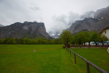 Konigsee Gölü ve St. Bartholomew Kilisesi dağlarla çevrili, Berchtesgaden Ulusal Parkı, Bavyera, Almanya