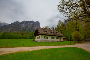 Konigsee Gölü ve St. Bartholomew Kilisesi dağlarla çevrili, Berchtesgaden Ulusal Parkı, Bavyera, Almanya