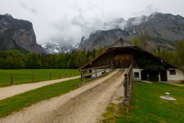 Konigsee Gölü ve St. Bartholomew Kilisesi dağlarla çevrili, Berchtesgaden Ulusal Parkı, Bavyera, Almanya