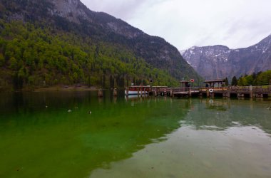 Konigsee Gölü ve St. Bartholomew Kilisesi dağlarla çevrili, Berchtesgaden Ulusal Parkı, Bavyera, Almanya