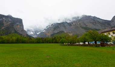 Konigsee Gölü ve St. Bartholomew Kilisesi dağlarla çevrili, Berchtesgaden Ulusal Parkı, Bavyera, Almanya