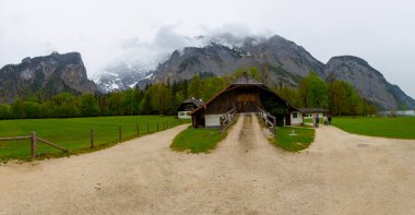 Konigsee Gölü ve St. Bartholomew Kilisesi dağlarla çevrili, Berchtesgaden Ulusal Parkı, Bavyera, Almanya