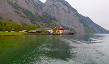 Konigsee Gölü ve St. Bartholomew Kilisesi dağlarla çevrili, Berchtesgaden Ulusal Parkı, Bavyera, Almanya