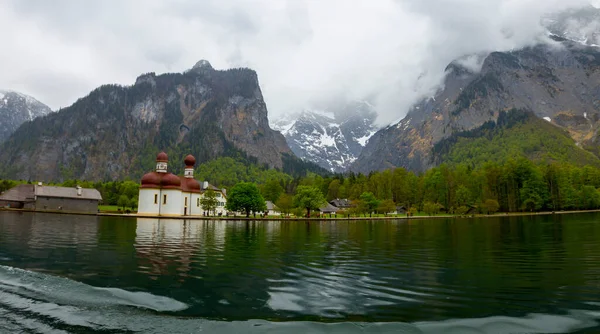 Lago Konigsee Con Iglesia San Bartolomé Rodeado Montañas Parque Nacional — Foto de Stock