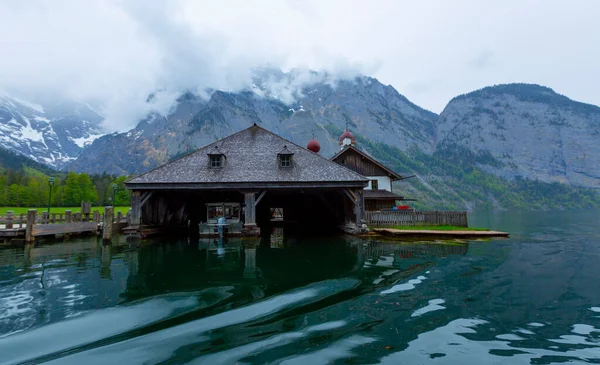 Lago Konigsee Con Iglesia San Bartolomé Rodeado Montañas Parque Nacional — Foto de Stock
