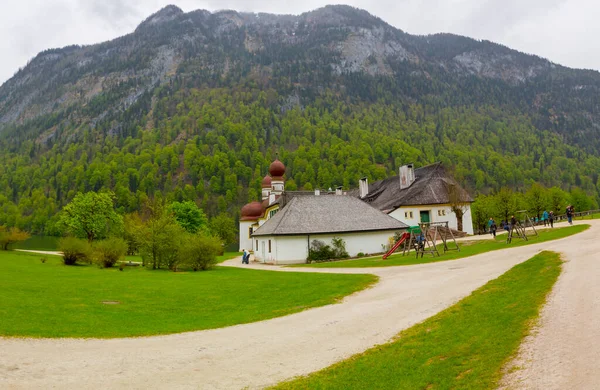Jezero Konigsee Kostelem Bartoloměje Obklopeno Horami Národní Park Berchtesgaden Bavorsko — Stock fotografie
