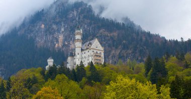 Dünyaca ünlü Neuschwanstein Kalesi 'nin güzel manzarası, 19. yüzyıl Romanesk Diriliş Sarayı Kral II. Ludwig için Almanya' nın güneybatı Bavyera, Fussen yakınlarındaki engebeli bir uçuruma inşa edildi.