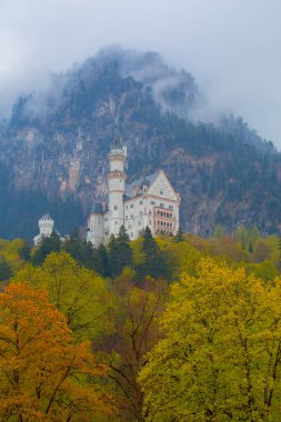 Dünyaca ünlü Neuschwanstein Kalesi 'nin güzel manzarası, 19. yüzyıl Romanesk Diriliş Sarayı Kral II. Ludwig için Almanya' nın güneybatı Bavyera, Fussen yakınlarındaki engebeli bir uçuruma inşa edildi.