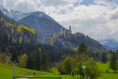 Dünyaca ünlü Neuschwanstein Kalesi 'nin güzel manzarası, 19. yüzyıl Romanesk Diriliş Sarayı Kral II. Ludwig için Almanya' nın güneybatı Bavyera, Fussen yakınlarındaki engebeli bir uçuruma inşa edildi.