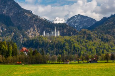 Dünyaca ünlü Neuschwanstein Kalesi 'nin güzel manzarası, 19. yüzyıl Romanesk Diriliş Sarayı Kral II. Ludwig için Almanya' nın güneybatı Bavyera, Fussen yakınlarındaki engebeli bir uçuruma inşa edildi.