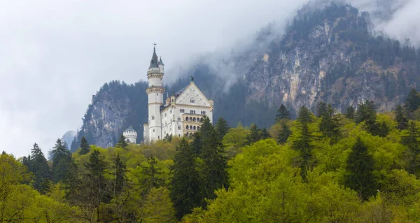 Dünyaca ünlü Neuschwanstein Kalesi 'nin güzel manzarası, 19. yüzyıl Romanesk Diriliş Sarayı Kral II. Ludwig için Almanya' nın güneybatı Bavyera, Fussen yakınlarındaki engebeli bir uçuruma inşa edildi.