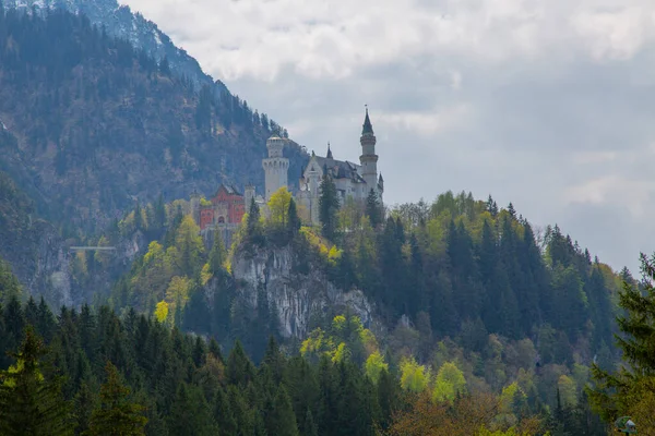 มมองท สวยงามของปราสาท Neuschwanstein อเส ยงระด บโลก ปราสาทการฟ งศตวรรษท บโรม างข — ภาพถ่ายสต็อก